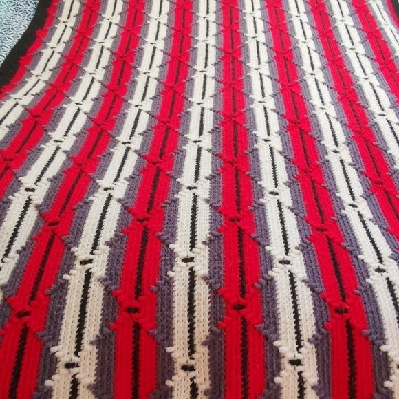 Stunning Cosy red grey throw/blanket - Picture 7 of 8